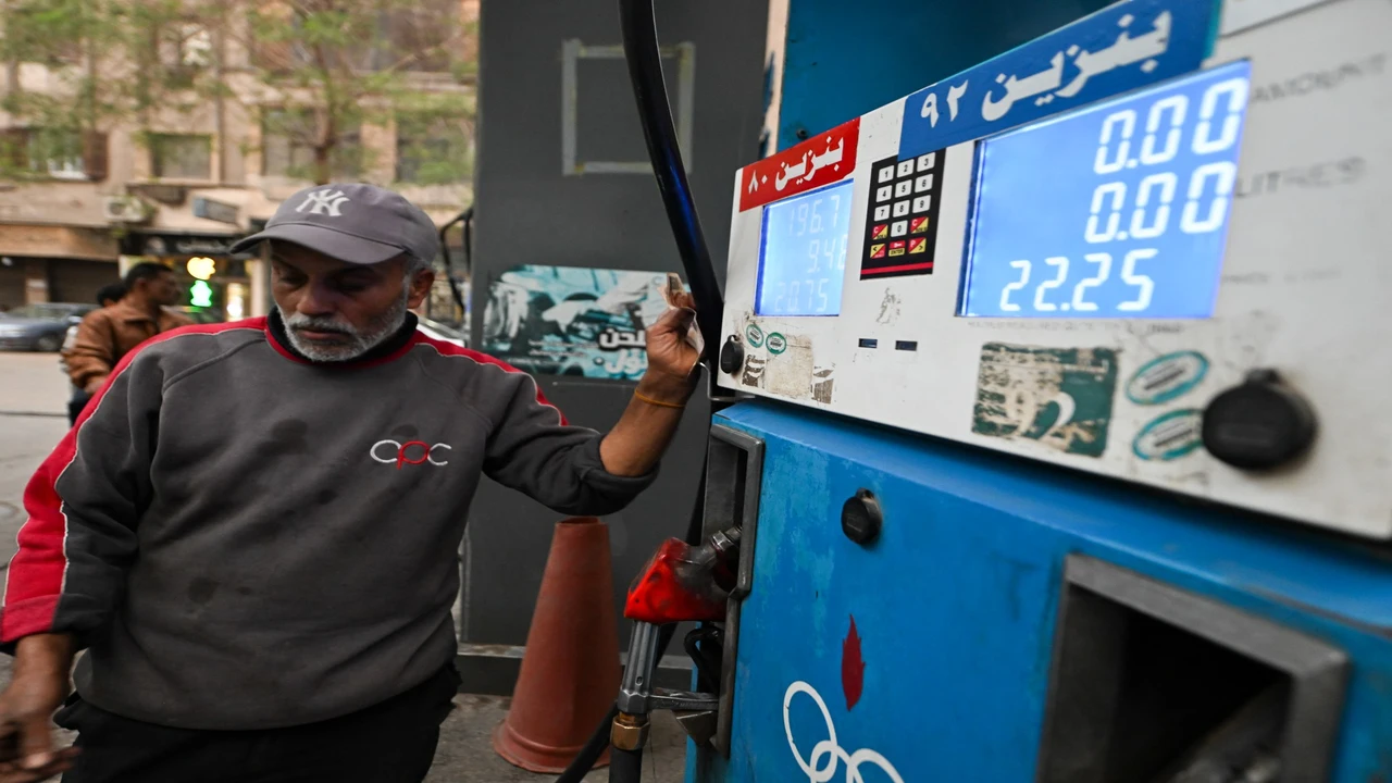 تراجع أداء القطاع الخاص في مصر بالتزامن مع رفع الحكومة أسعار الكهرباء